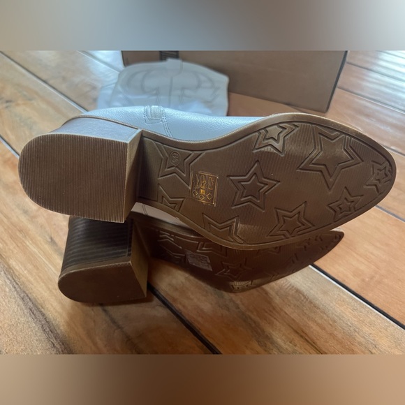 New in box Upwind White Western Knee High Boots
Dirty Laundry 6.5 Cowboy Lulus - Picture 11 of 11